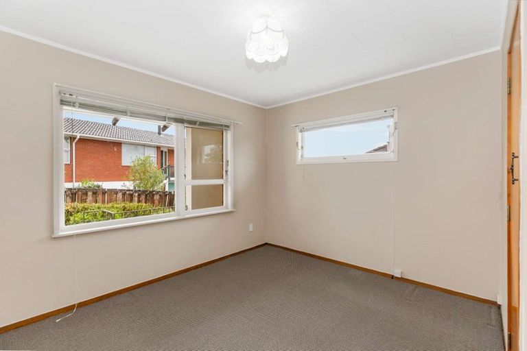 Photo of property in 1/5 Eyre Street, Henderson, Auckland, 0612