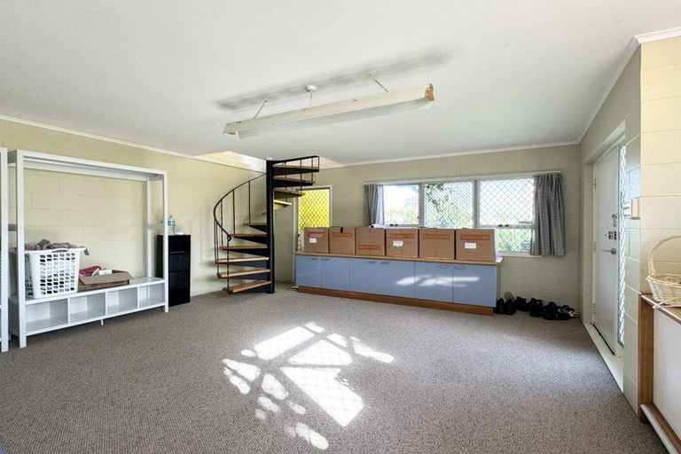 Photo of property in 14 Vina Place, Massey, Auckland, 0614
