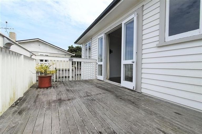 Photo of property in 2/232 East Coast Road, Forrest Hill, Auckland, 0620