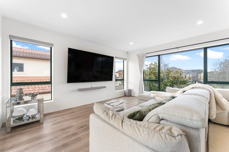 Photo of property in 8 Vinograd Drive, Te Atatu Peninsula, Auckland, 0610