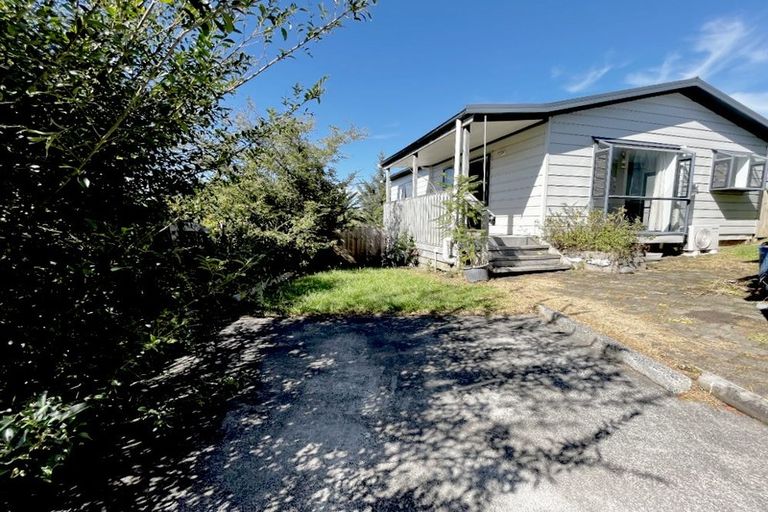 Photo of property in 4 Karo Place, Glendene, Auckland, 0602