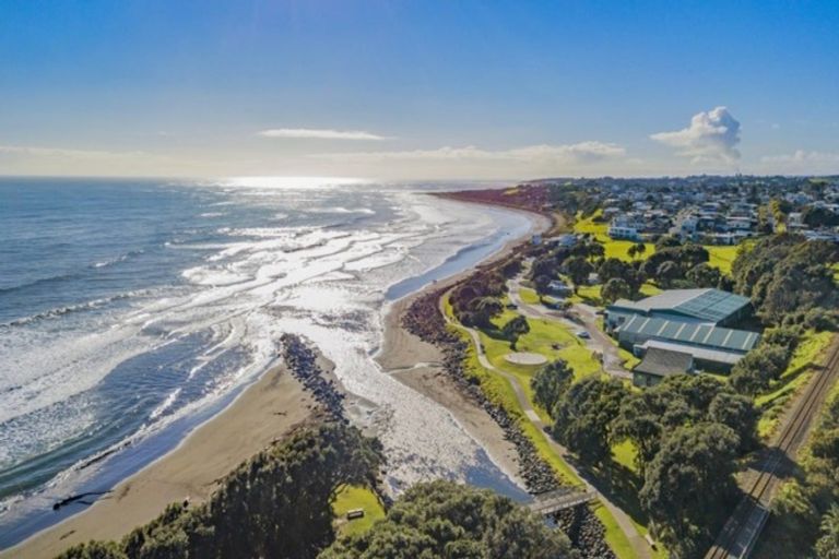 Photo of property in 1 Autere Street, Strandon, New Plymouth, 4312