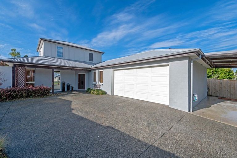 Photo of property in 16 Caulfield Place, Pukehangi, Rotorua, 3015