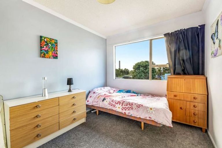 Photo of property in 84 Pioneer Road, Moturoa, New Plymouth, 4310