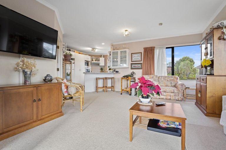 Photo of property in 17 Greenwood Place, Fitzherbert, Palmerston North, 4410