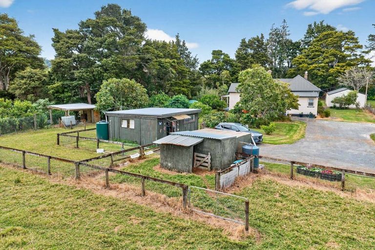 Photo of property in 32 Franklin Road, Paparoa, 0571
