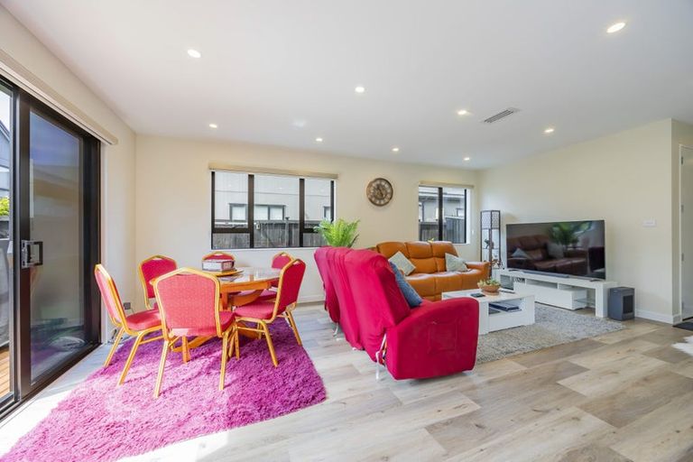 Photo of property in 16 Cara Avenue, Kumeu, 0810