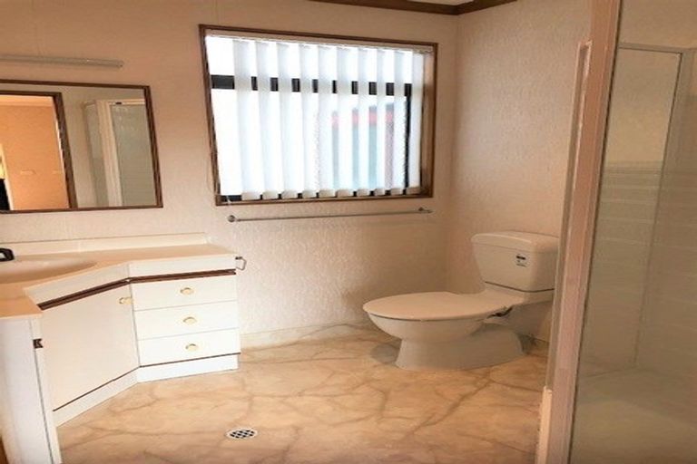 Photo of property in 18 Atarau Grove, Paraparaumu, 5032