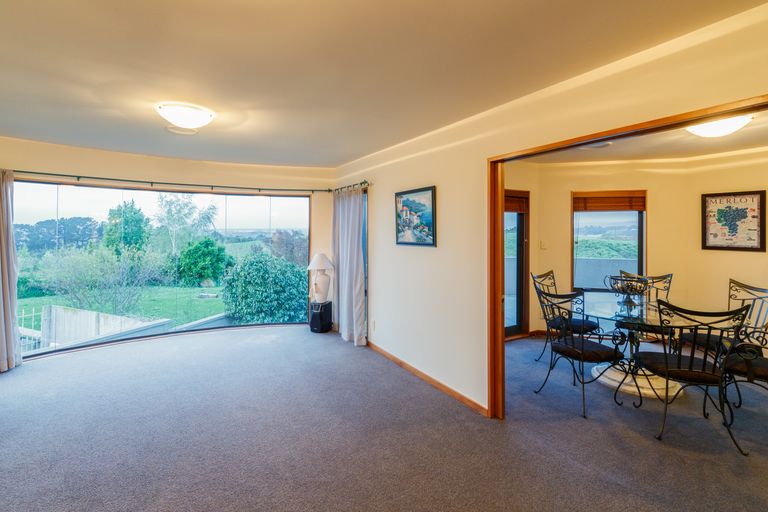 Photo of property in 33 Ruapehu Drive, Fitzherbert, Palmerston North, 4410