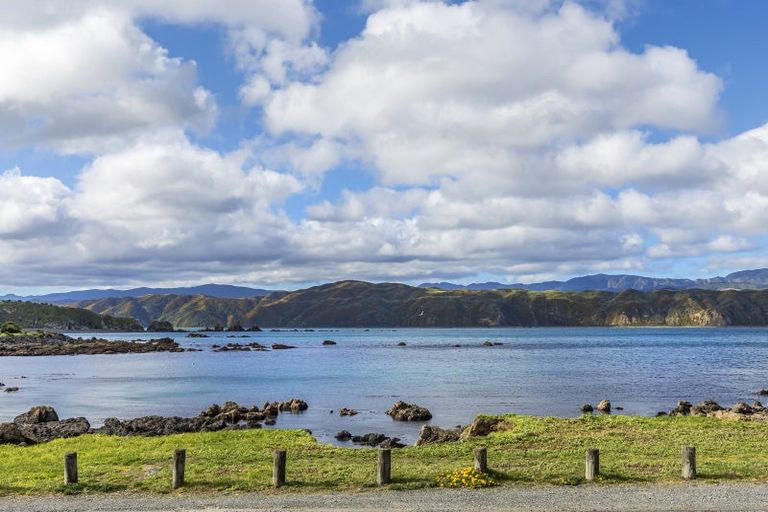 Photo of property in 118 Breaker Bay Road, Breaker Bay, Wellington, 6022