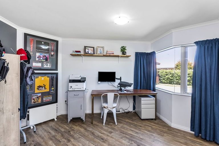 Photo of property in 10 Glen Loch Place, Paraparaumu, 5032