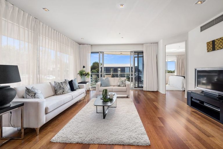Photo of property in 1/7 The Promenade, Takapuna, Auckland, 0622