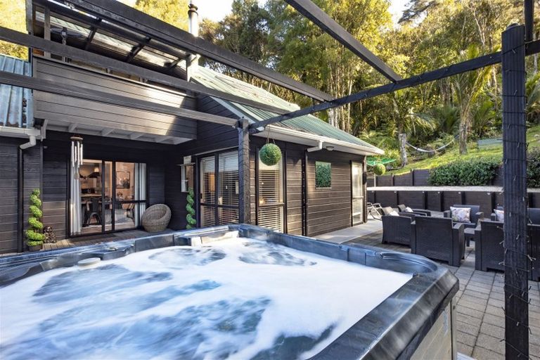 Photo of property in 422 Scenic Drive, Waiatarua, Auckland, 0612