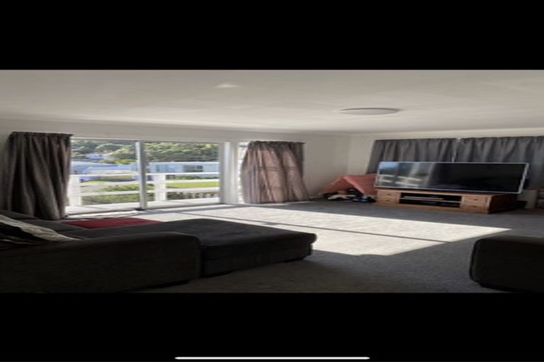 Photo of property in 3 Lomond Street, Newlands, Wellington, 6037