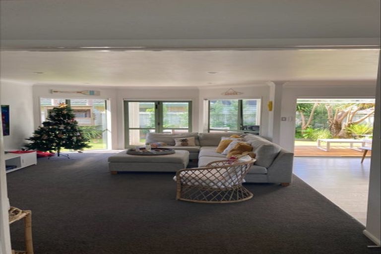 Photo of property in 43 Walton Street, Red Beach, 0932