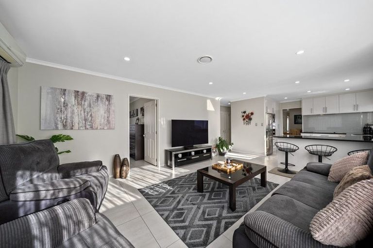 Photo of property in 17 Flora Place, Wattle Downs, Auckland, 2103