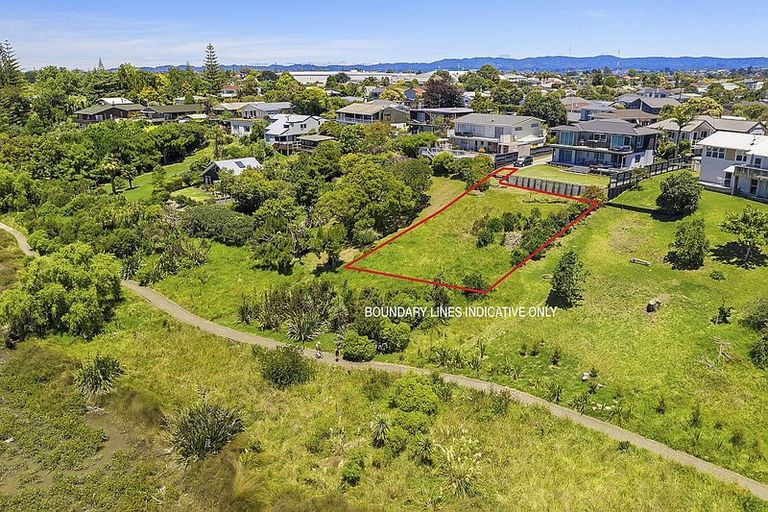 Photo of property in 38a Rewarewa Road, Te Atatu Peninsula, Auckland, 0610