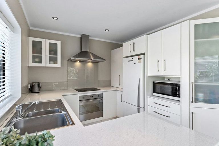 Photo of property in 2/13 Heather Place, Sunnynook, Auckland, 0620