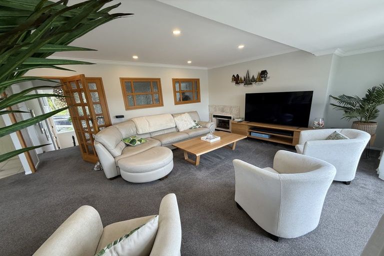 Photo of property in 13 Ellangowan Road, Waiake, Auckland, 0630