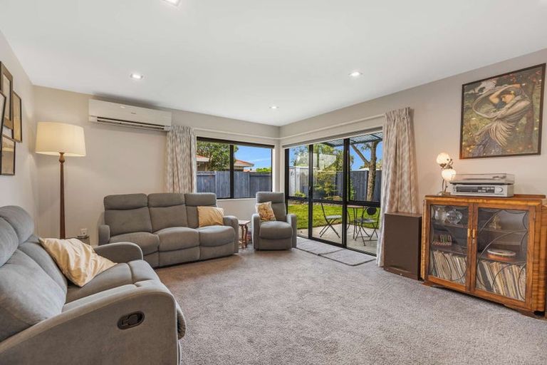 Photo of property in 17 Woburn Place, Takaro, Palmerston North, 4412