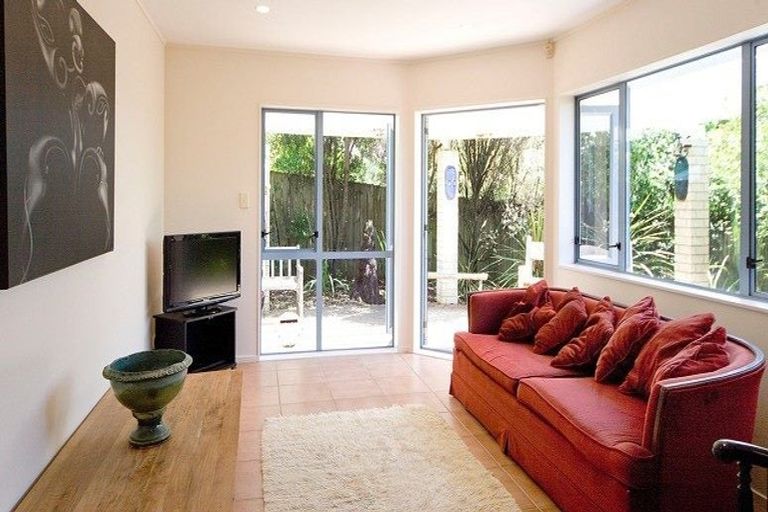 Photo of property in 82 Buscomb Avenue, Henderson, Auckland, 0610