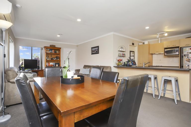 Photo of property in 16 Stellata Court, Randwick Park, Auckland, 2105