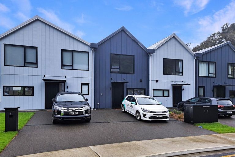 Photo of property in 11 Joseph Bolton Crescent, Wallaceville, Upper Hutt, 5018