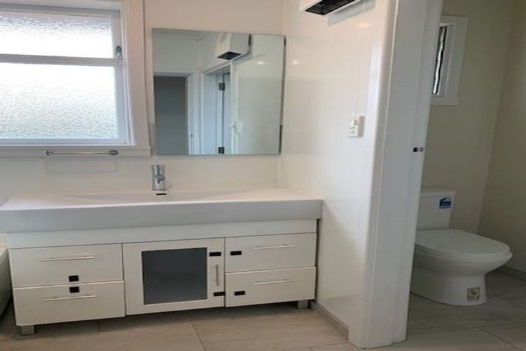 Photo of property in 39 Middlepark Road, Sockburn, Christchurch, 8042