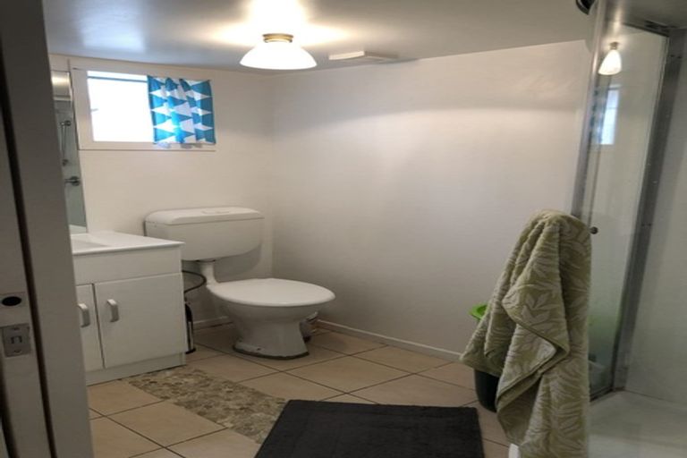 Photo of property in 11 Castaing Crescent, Te Atatu South, Auckland, 0610