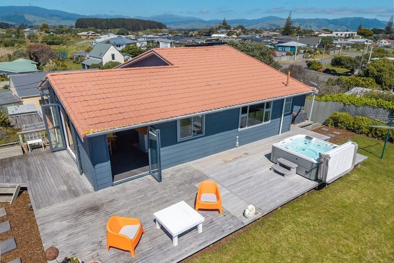 Photo of property in 17 Moana Street, Otaki Beach, Otaki, 5512
