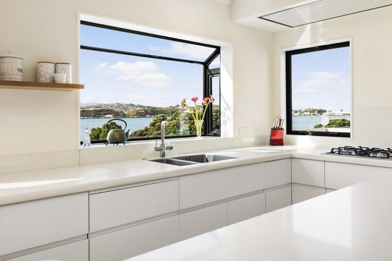 Photo of property in 2/378 Evans Bay Parade, Hataitai, Wellington, 6021