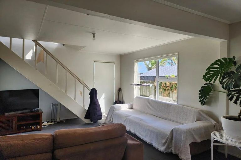 Photo of property in 12 Pitcairn Street, Oakura, 4314