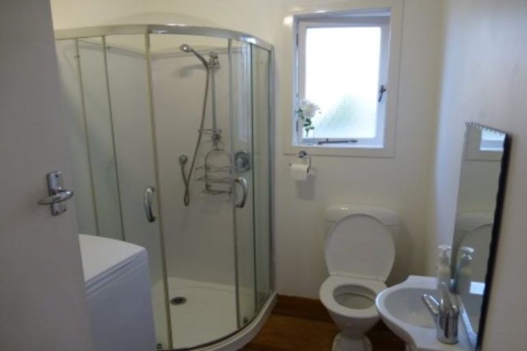 Photo of property in 2 Creamer Avenue, Belmont, Auckland, 0622