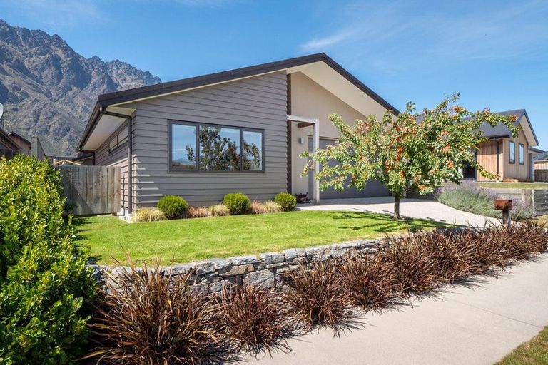 Photo of property in 17 Howden Drive, Jacks Point, 9371