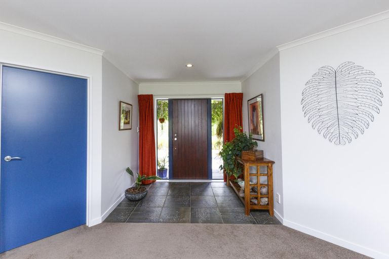 Photo of property in 57 Waicola Drive, Fitzherbert, Palmerston North, 4471