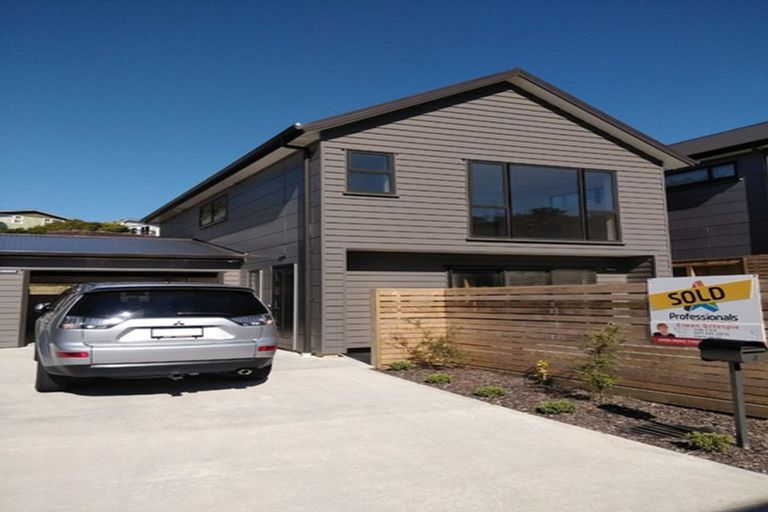 Photo of property in 3 Brindle Way, Newlands, Wellington, 6037