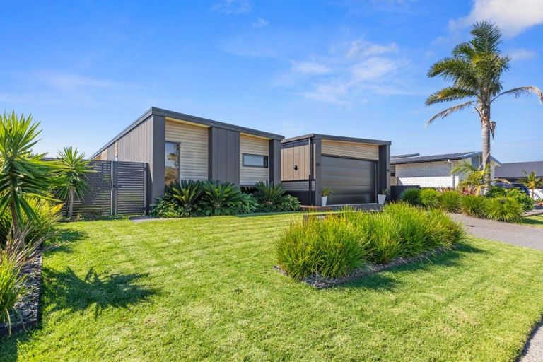 Photo of property in 99 The Boulevard, Papamoa Beach, Papamoa, 3118