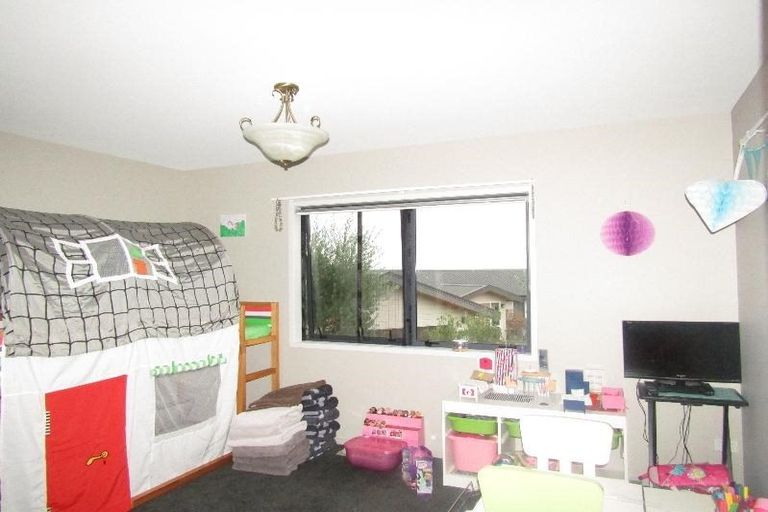 Photo of property in 17 Peregrine Place, Kinloch, Taupo, 3377