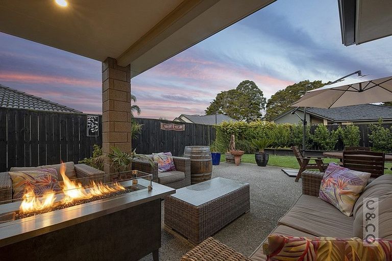 Photo of property in 8 Larmer Drive, Kumeu, 0810