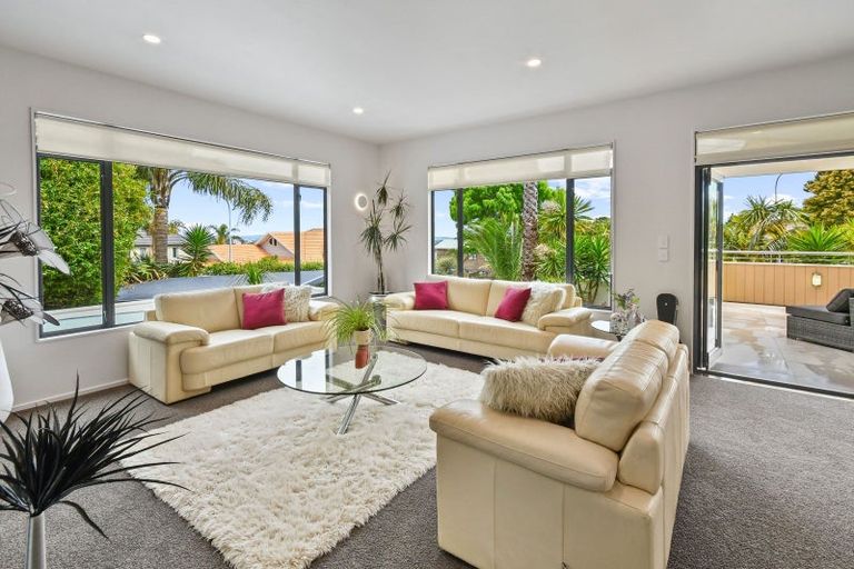 Photo of property in 6 Ribbonwood Crescent, Goodwood Heights, Auckland, 2105