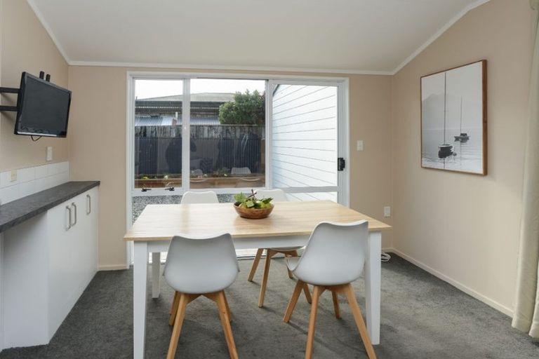 Photo of property in 2/1400 Woodstock Avenue, Mayfair, Hastings, 4122