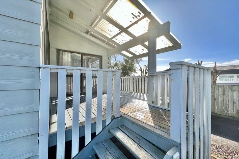 Photo of property in 2/260 Sunset Road, Windsor Park, Auckland, 0632