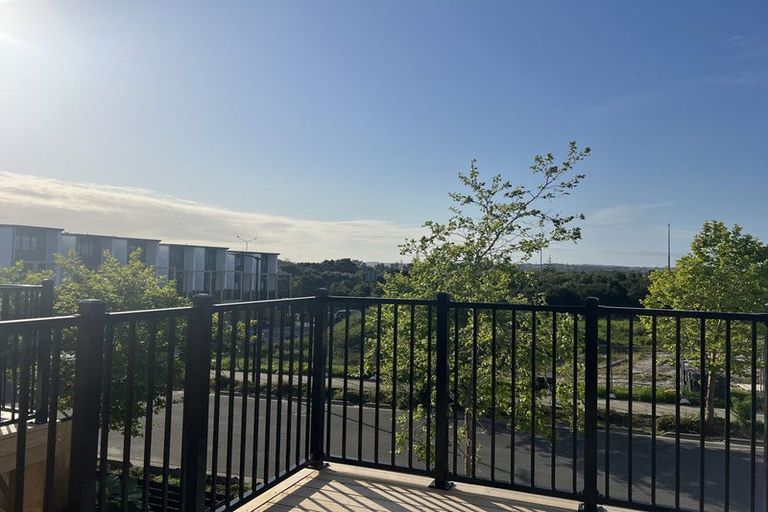 Photo of property in 5 Falcon Crescent, Hobsonville, Auckland, 0618