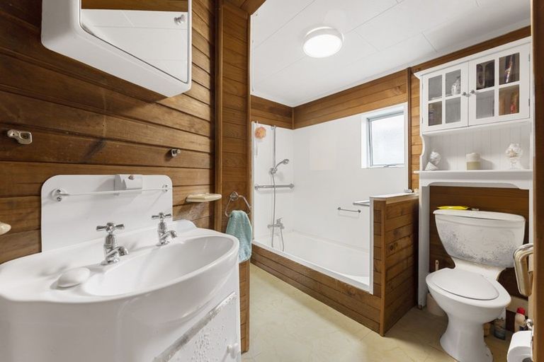 Photo of property in 30 Pioneer Road, Moturoa, New Plymouth, 4310