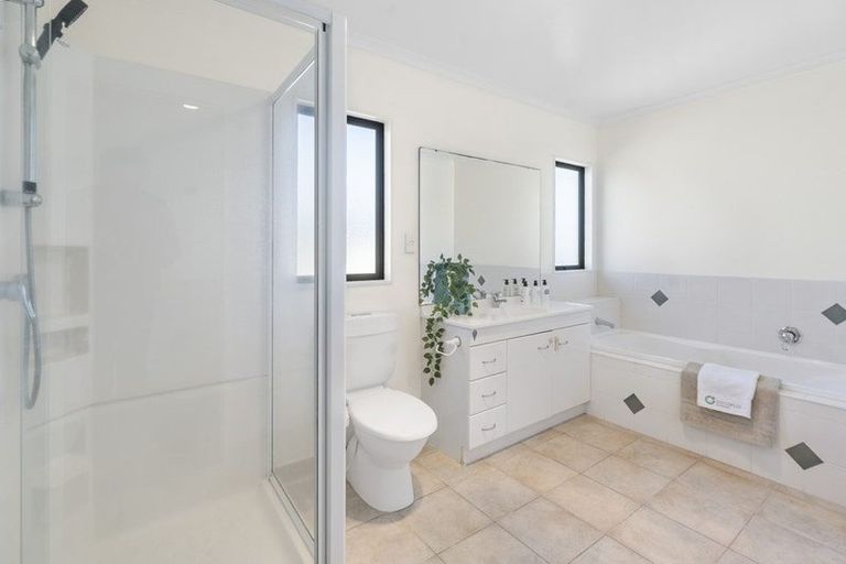 Photo of property in 42 Black Teal Close, Unsworth Heights, Auckland, 0632