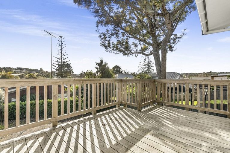 Photo of property in 24 Holiday Road, Stanmore Bay, Whangaparaoa, 0932