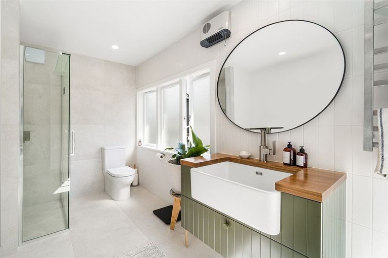 Photo of property in 1/86 Beach Road, Castor Bay, Auckland, 0620