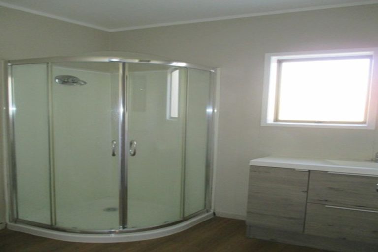 Photo of property in 40 Te Atatu Road, Te Atatu South, Auckland, 0610