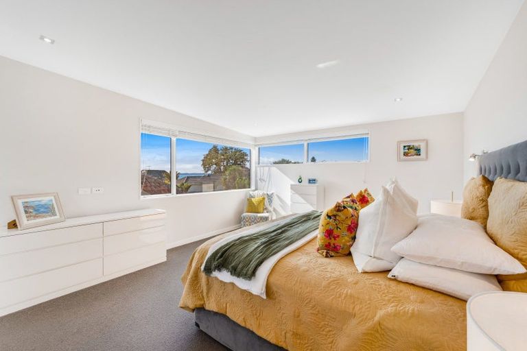 Photo of property in 33 Luplau Crescent, Cockle Bay, Auckland, 2014