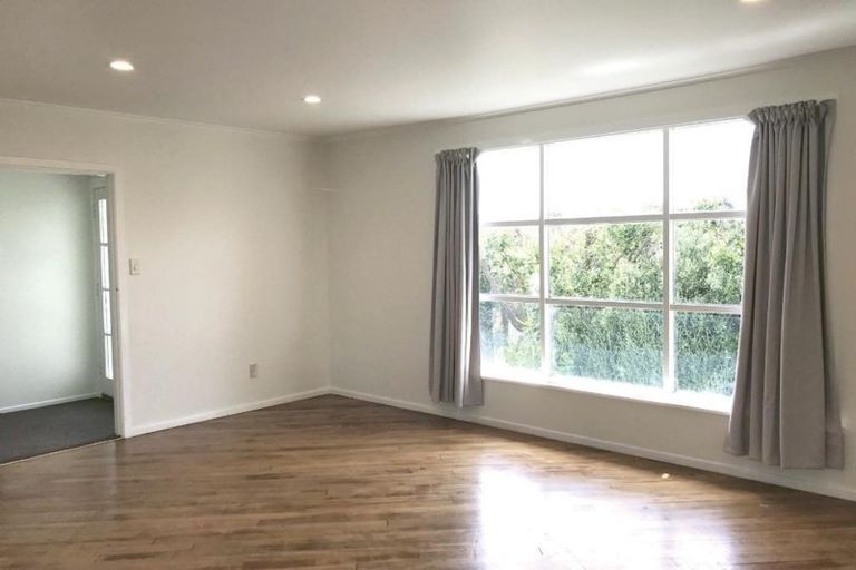 Photo of property in 1 Kinapori Terrace, Newlands, Wellington, 6037